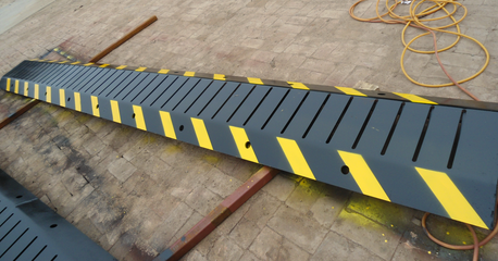 破胎器材質(zhì)是鋼板的 收費(fèi)站用破胎器攔車作用大 單位門(mén)前的阻車裝置是破胎器